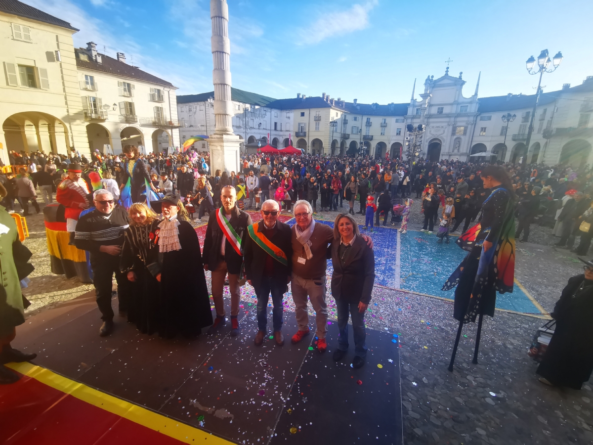 VENARIA - Musica, coriandoli e tanto divertimento: successo per il «Real Carnevale» - FOTO