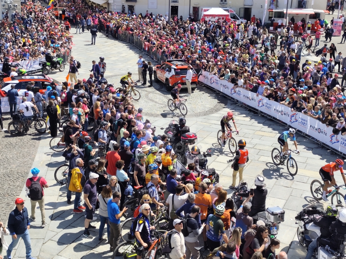 GIRO D'ITALIA A VENARIA - Una grande festa per la «Grande Partenza» - FOTO E VIDEO