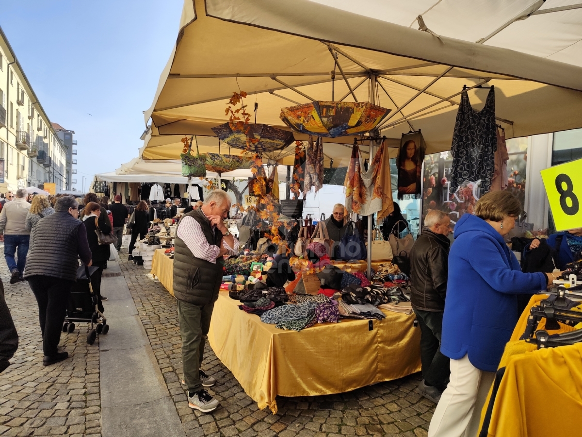 VENARIA - Centro gremito per il mercato del «Crocetta Più in Tour» - FOTO