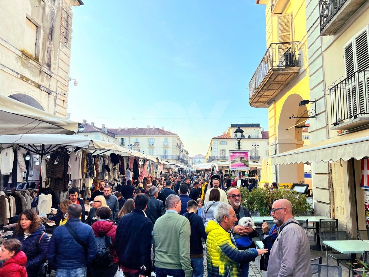 VENARIA - Centro gremito per il mercato del «Crocetta Più in Tour» - FOTO