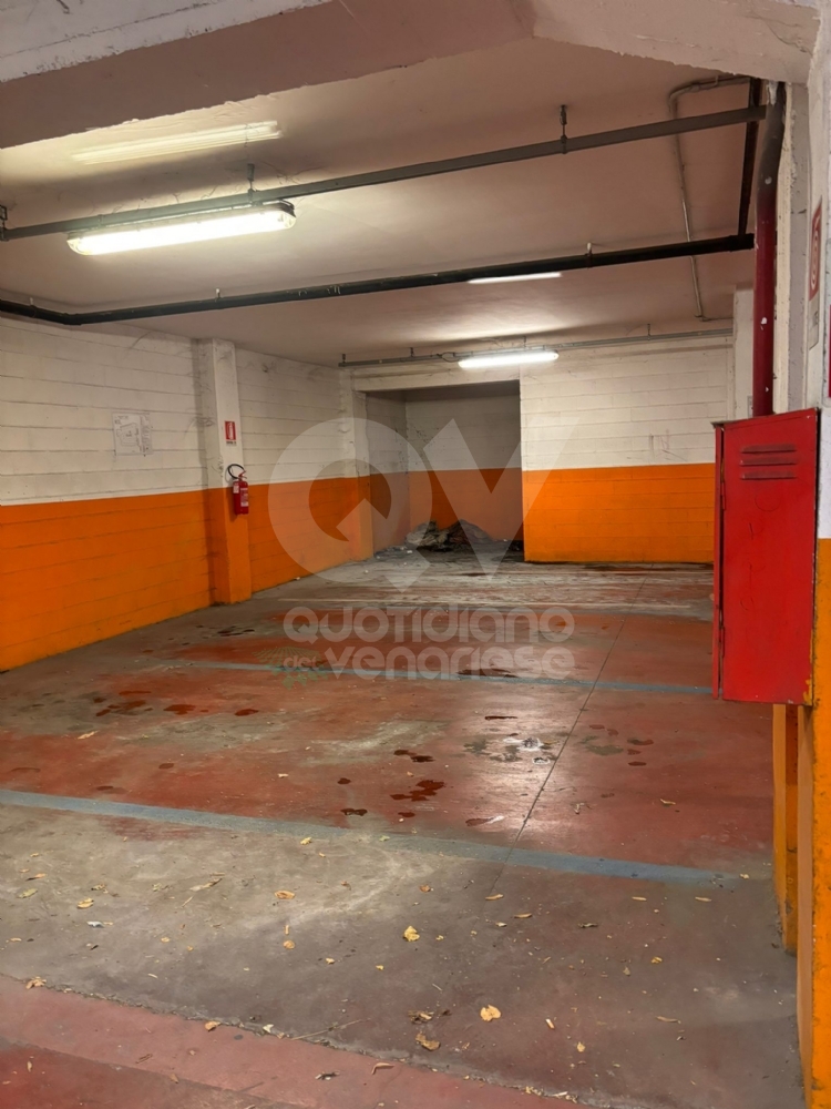 RIVOLI - Ancora un incendio nel parcheggio di via Rombò. FdI: «Situazione intollerabile» - FOTO