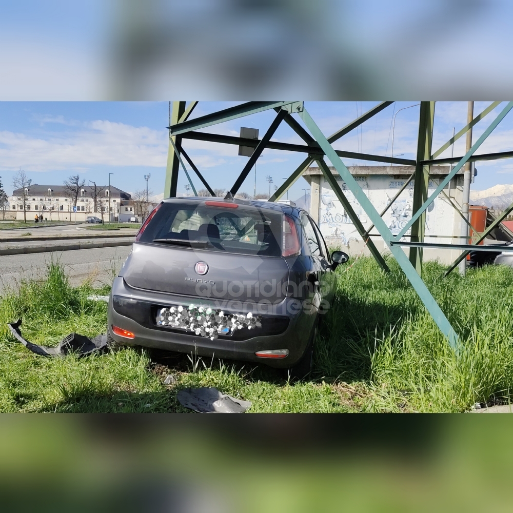 VENARIA-TORINO - INCIDENTE al solito incrocio: auto finisce contro il traliccio dell'alta tensione - FOTO