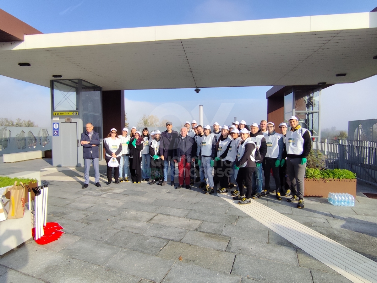 VENARIA - I dipendenti di McDonald’s puliscono il Movicentro, la stazione ferroviaria e «Corona Verde» - FOTO