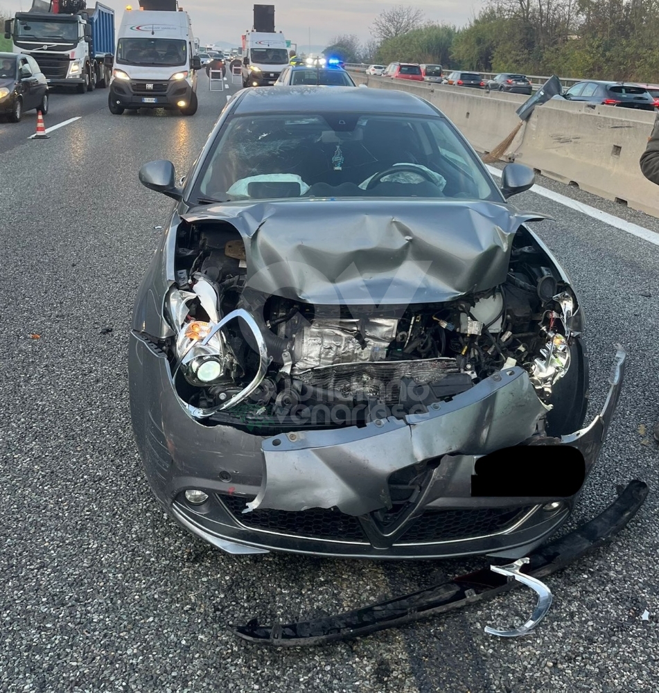 INCIDENTE IN TANGENZIALE A RIVOLI - Tamponamento fra tre auto: code e forti disagi - FOTO