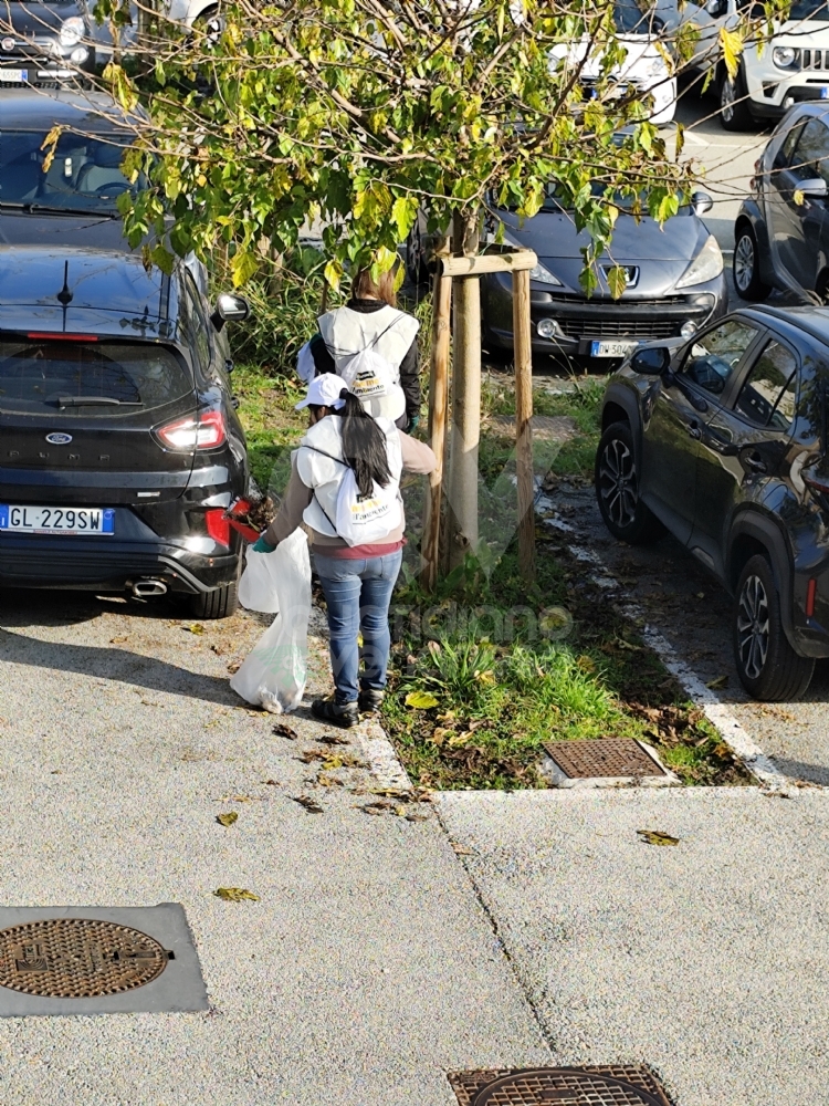 VENARIA - I dipendenti di McDonald’s puliscono il Movicentro, la stazione ferroviaria e «Corona Verde» - FOTO