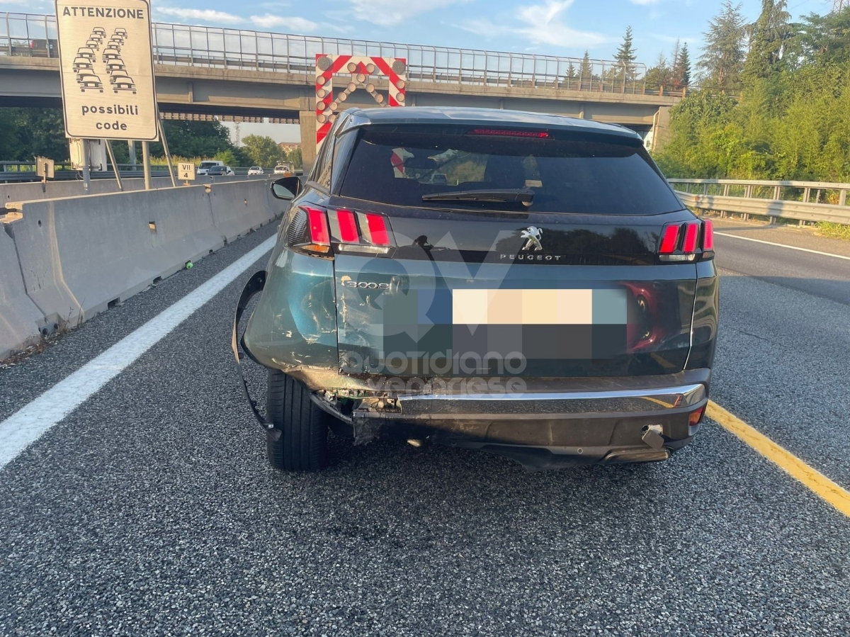 INCIDENTE IN TANGENZIALE A COLLEGNO - Scontro fra due auto, una si ribalta: una persona ferita - FOTO