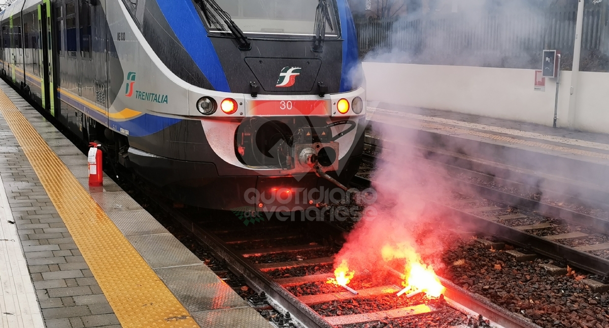 VENARIA - Il treno prende fuoco e una persona è intossicata: ma è solo una simulazione - FOTO