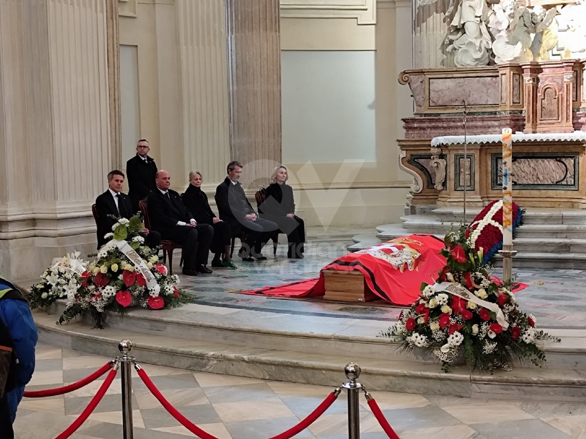 VENARIA - Allestita alla Reggia la camera ardente di Vittorio Emanuele di Savoia - FOTO e VIDEO