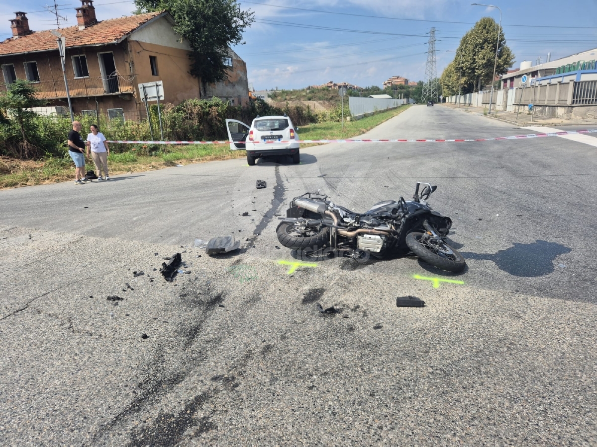 INCIDENTE A VENARIA - Scontro auto-moto: due feriti, centauro in gravi condizioni - FOTO