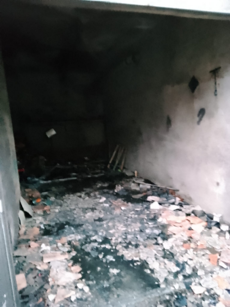 GRUGLIASCO - Furioso incendio in un garage: tre moto distrutte e balcone del condominio vicino inagibile - FOTO