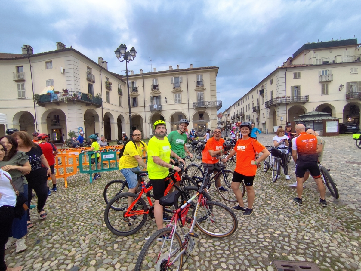 VENARIA - I venti anni della «Free Bike» con una doppia «gita in sella» tra Svizzera e Val Pellice - FOTO E VIDEO