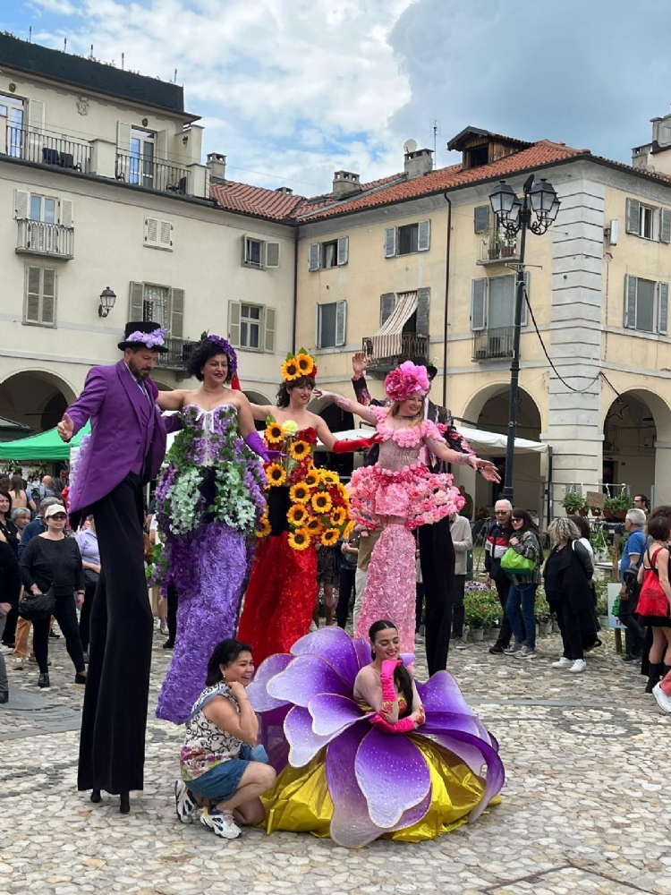 VENARIA - Bagno di folla per la ventesima edizione della «Festa delle Rose» - FOTO