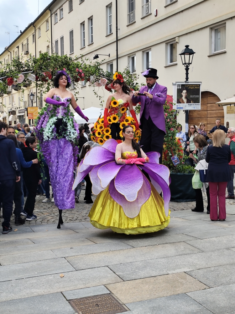 VENARIA - Bagno di folla per la ventesima edizione della «Festa delle Rose» - FOTO