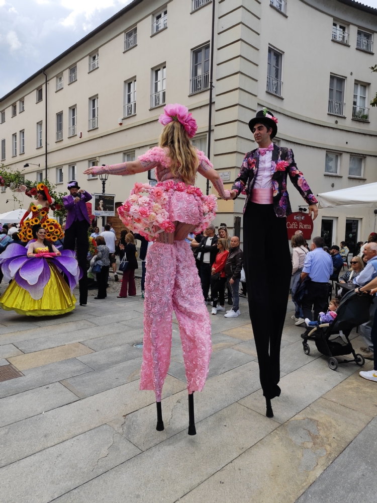 VENARIA - Bagno di folla per la ventesima edizione della «Festa delle Rose» - FOTO