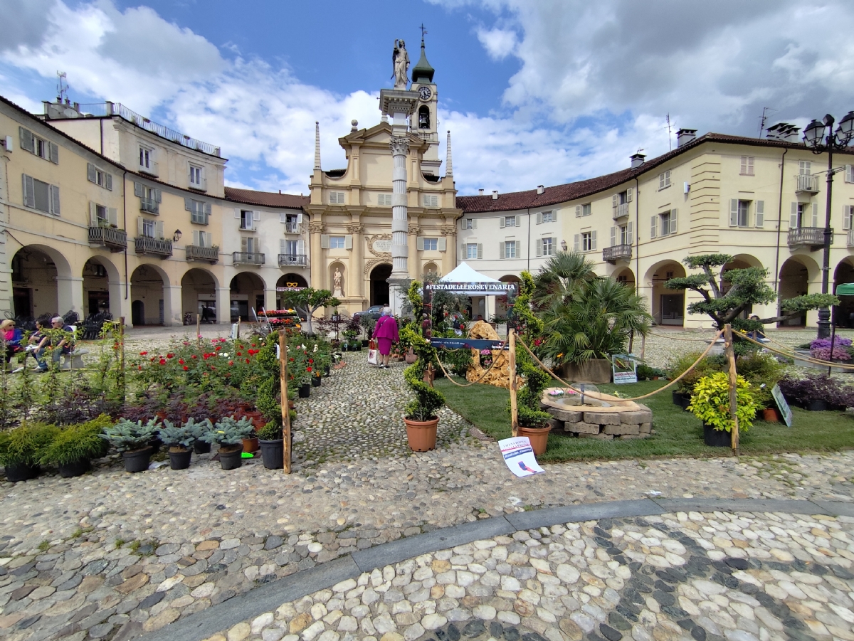 VENARIA - Bagno di folla per la ventesima edizione della «Festa delle Rose» - FOTO