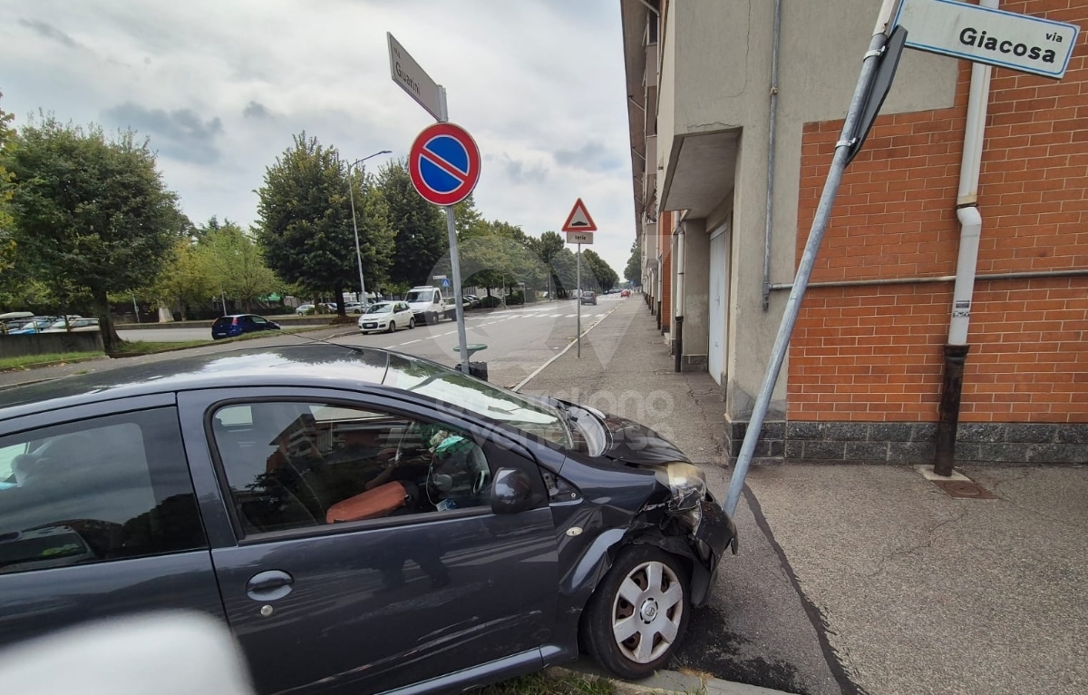 INCIDENTE A VENARIA - Scontro fra due auto all'incrocio: una donna ferita - FOTO