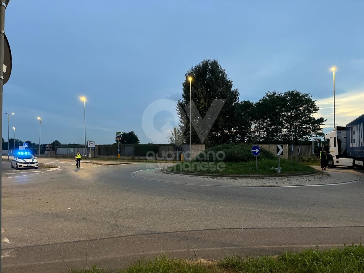 INCIDENTE A BORGARO - Camion rimane bloccato in via Lanzo a causa dei freni - FOTO