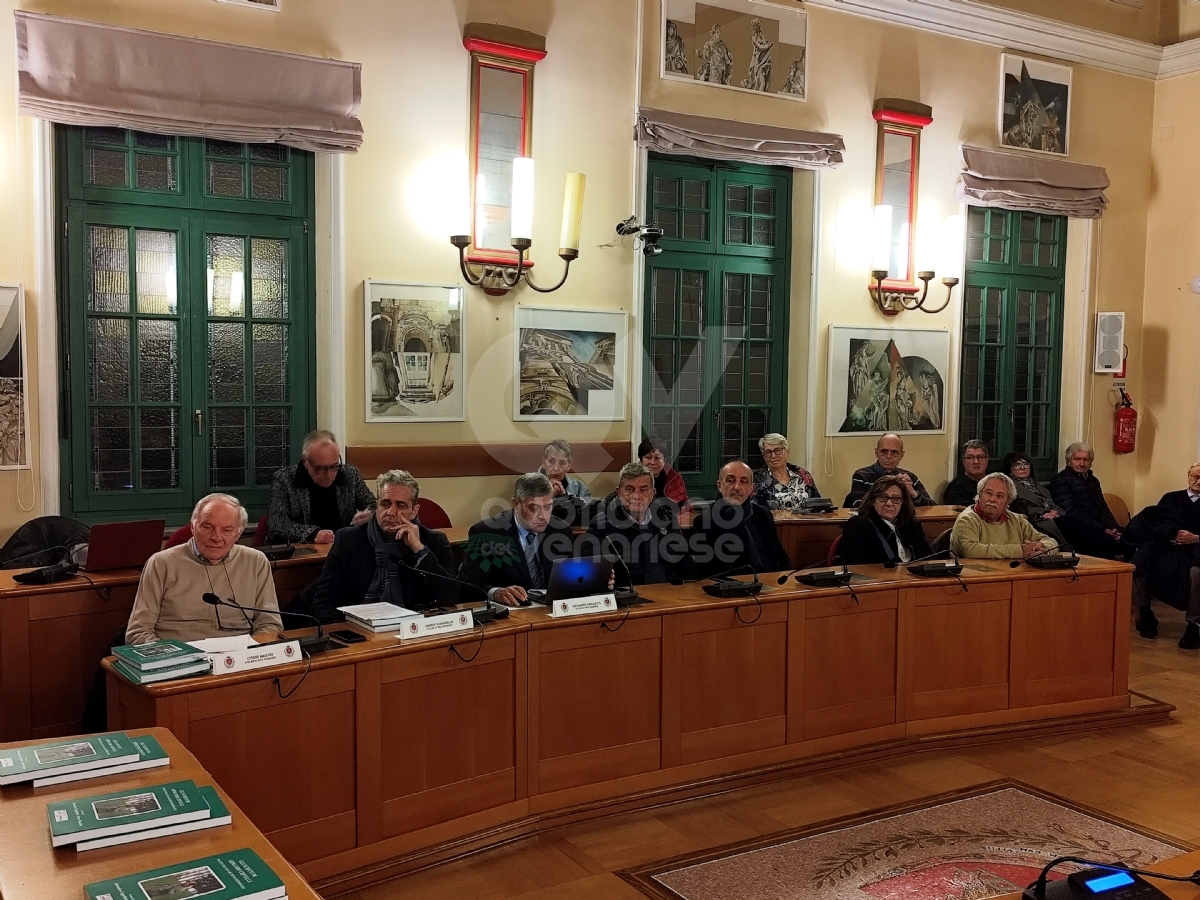 VENARIA - Sala consiliare gremita per la presentazione del libro su Armando Crivelli - FOTO E VIDEO