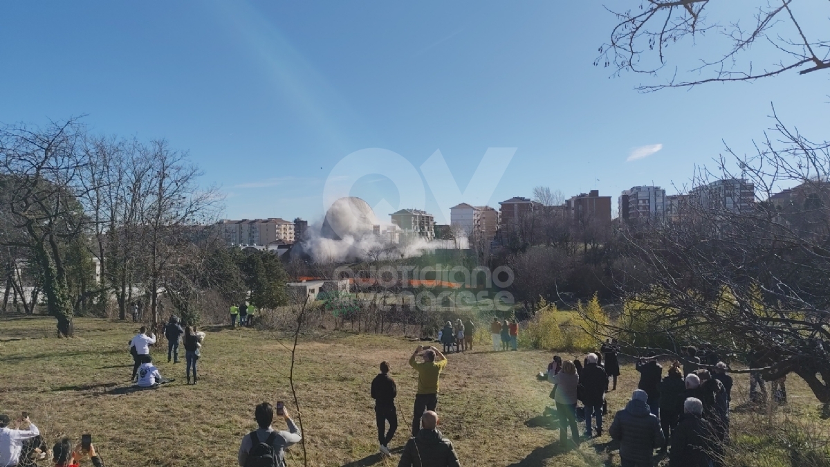 RIVOLI - Demolito il «mitico Fungo» di via Croce Dorata - FOTO E VIDEO