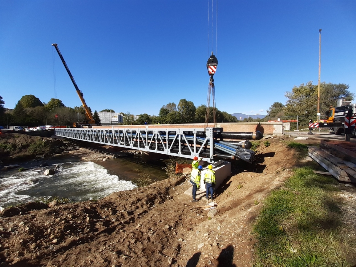 VENARIA - Nuovo ponte sul Ceronda: posizionato il traliccio provvisorio per i sottoservizi - FOTO