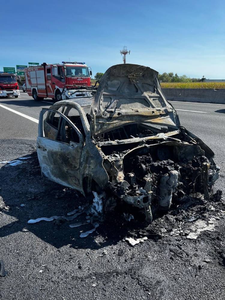 RIVOLI - Auto divorata dalle fiamme: paura in tangenziale - FOTO