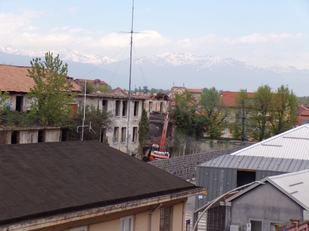 VENARIA - Iniziata la demolizione dell'ex caserma Beleno - FOTO