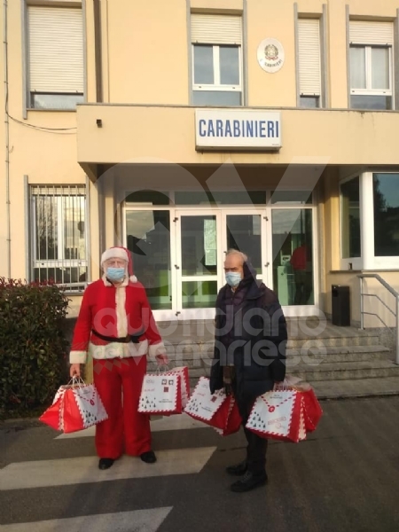 VENARIA - Un panettone a sindaco, forze dell'ordine e associazioni di volontariato: il «grazie» della Pro Loco