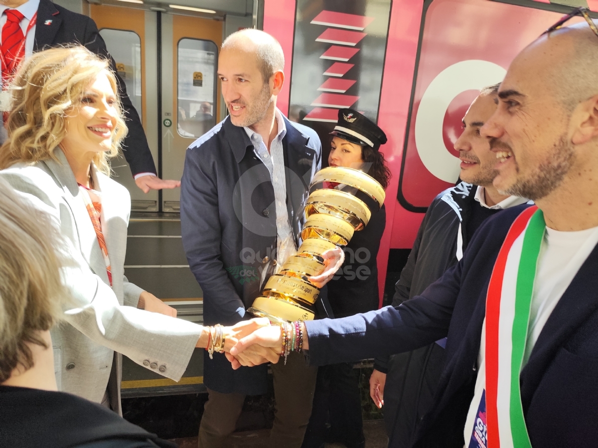 GIRO D'ITALIA - Il «Trofeo senza fine» è arrivato a Venaria: a consegnarlo Martina Colombari - FOTO E VIDEO