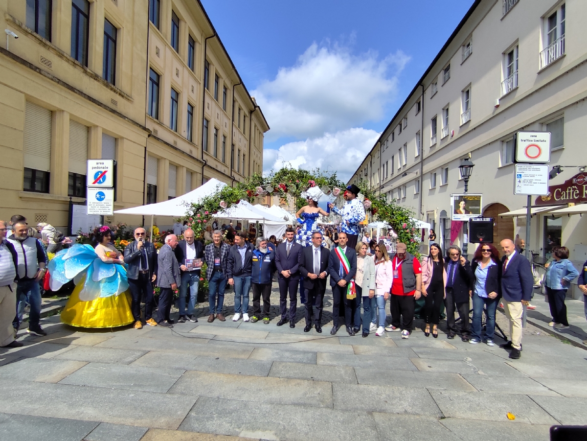 VENARIA - Bagno di folla per la ventesima edizione della «Festa delle Rose» - FOTO