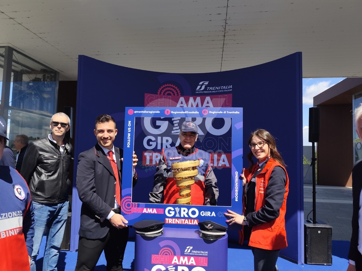 GIRO D'ITALIA - Il «Trofeo senza fine» è arrivato a Venaria: a consegnarlo Martina Colombari - FOTO E VIDEO