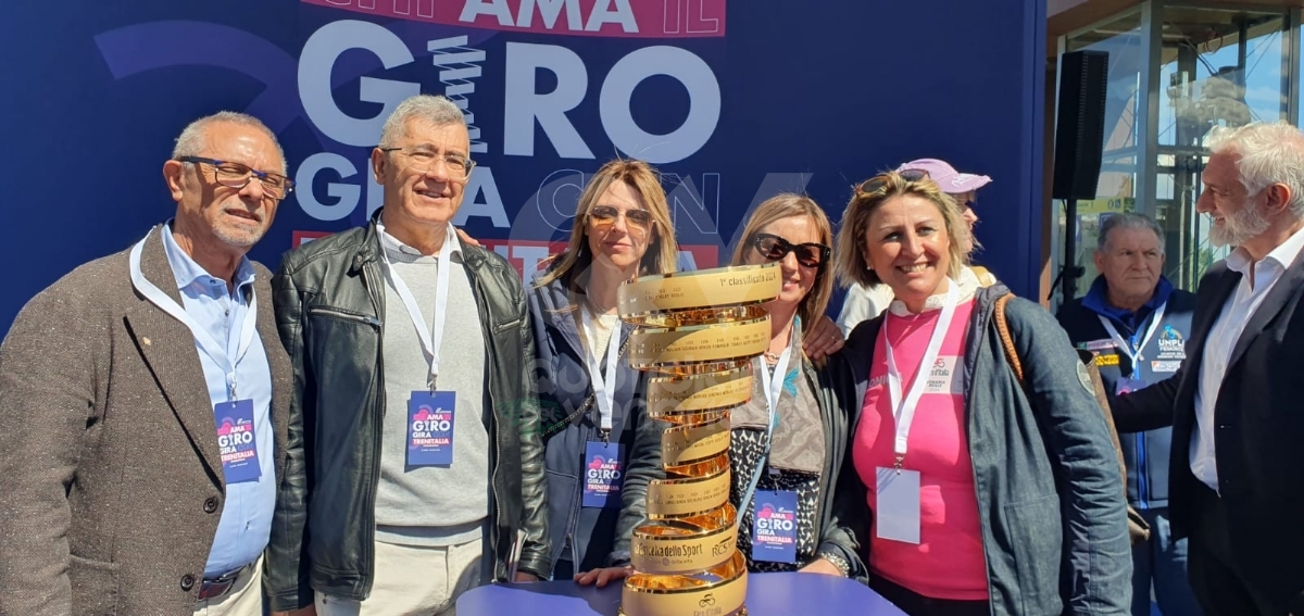 GIRO D'ITALIA - Il «Trofeo senza fine» è arrivato a Venaria: a consegnarlo Martina Colombari - FOTO E VIDEO