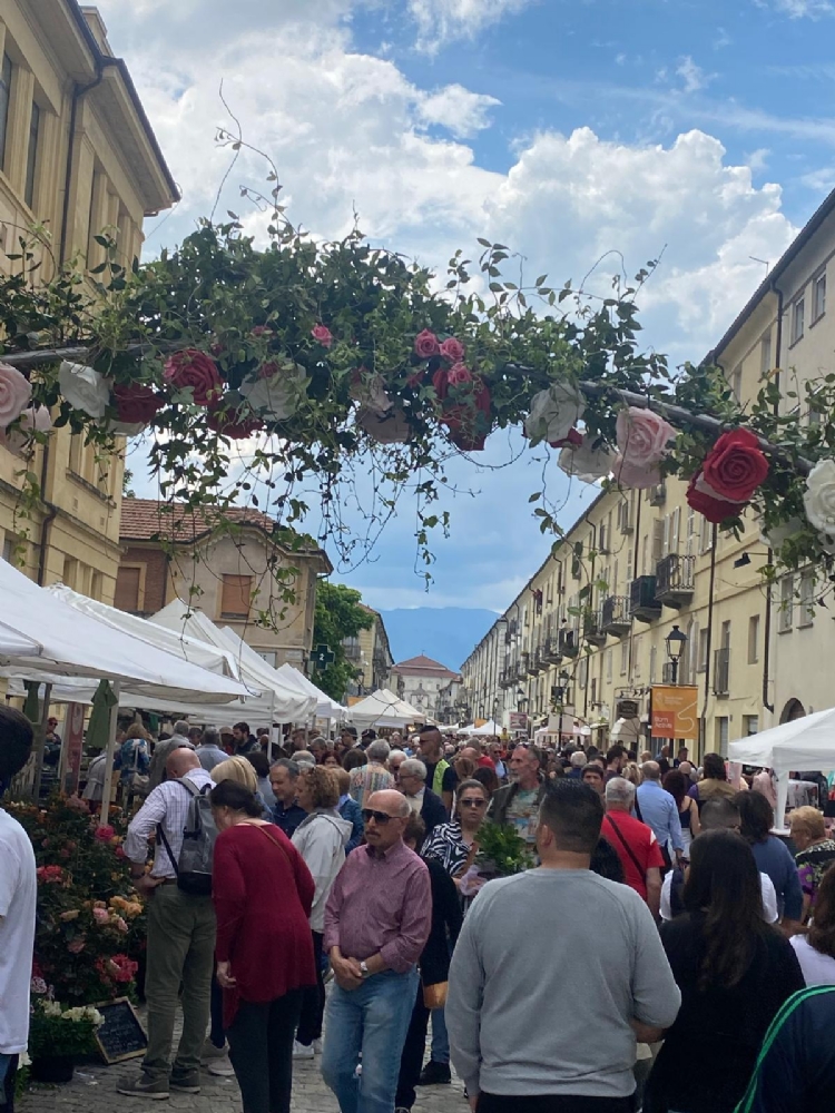 VENARIA - Bagno di folla per la ventesima edizione della «Festa delle Rose» - FOTO