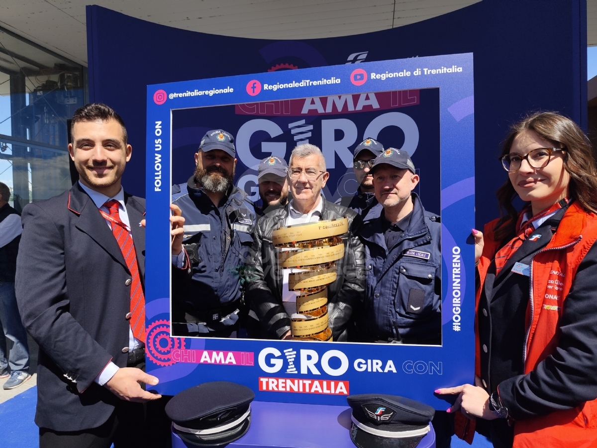 GIRO D'ITALIA - Il «Trofeo senza fine» è arrivato a Venaria: a consegnarlo Martina Colombari - FOTO E VIDEO