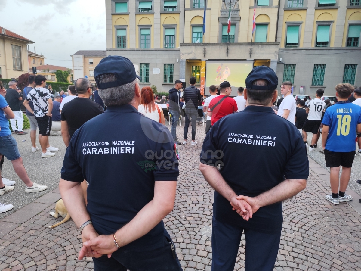 VENARIA - Oltre 250 persone per vedere l'Italia davanti al maxischermo - FOTO