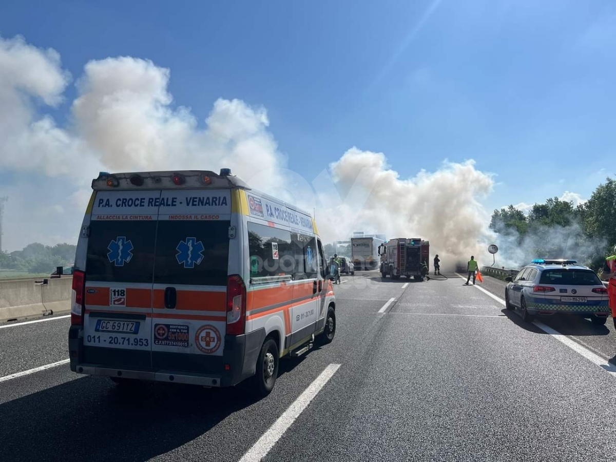 INCIDENTE IN TANGENZIALE A BORGARO - Auto prende fuoco mentre è in marcia - FOTO