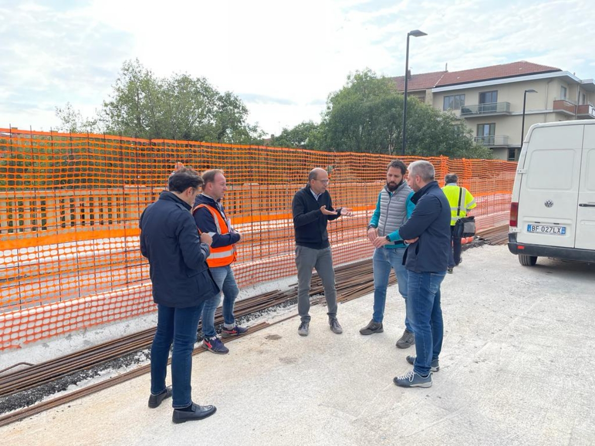 ALPIGNANO - Il Ponte Nuovo riapre a metà novembre. In arrivo parapetti o reti sporgenti anti suicidi