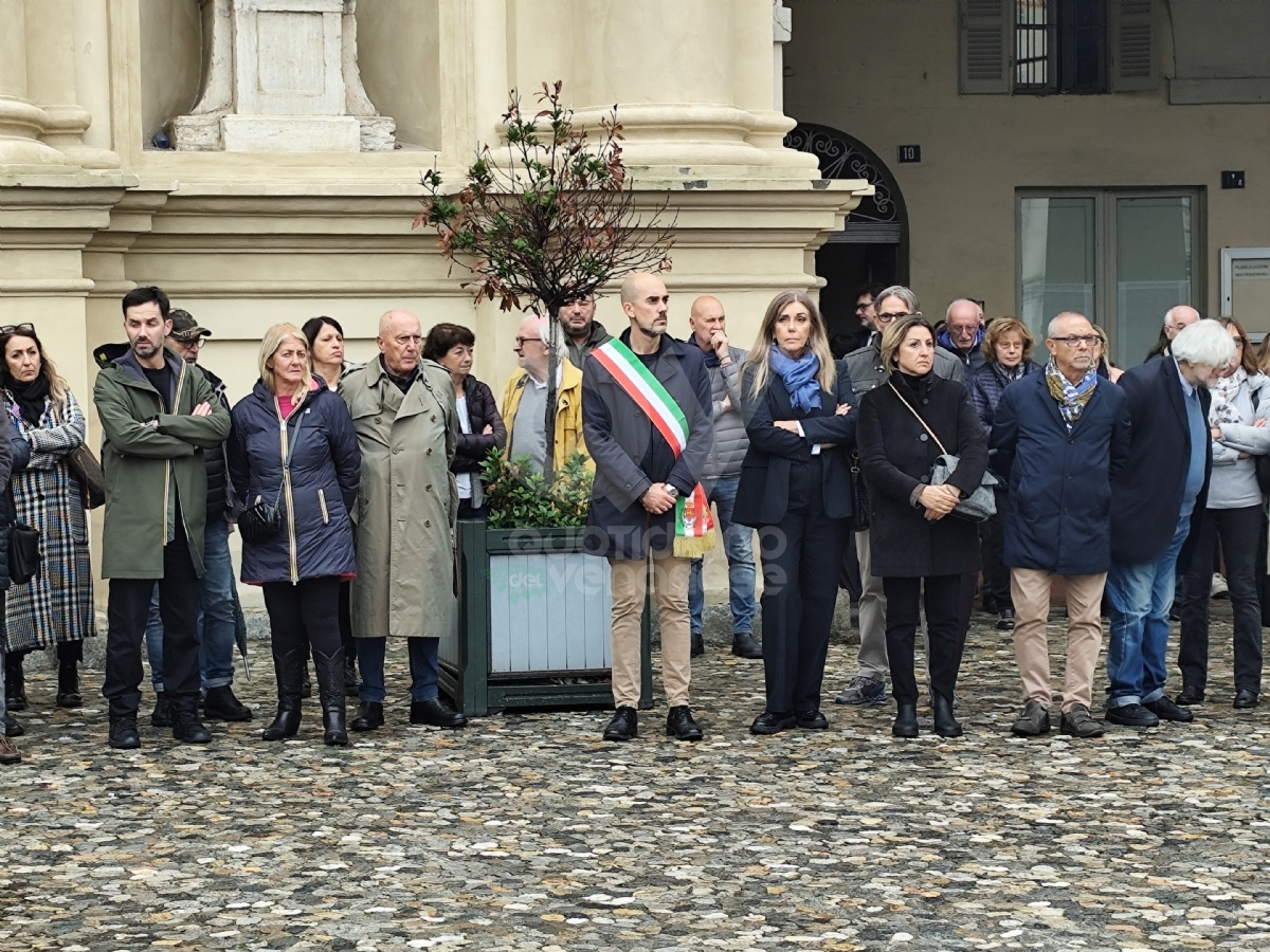 VENARIA - Una città intera ha detto addio a Giulia Manfrini: «Hai seguito i tuoi sogni. Ci mancherai» - FOTO E VIDEO