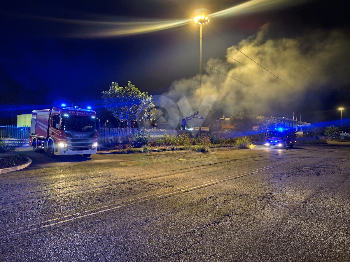 INCENDIO A VENARIA - Fiamme in un container dell'ecocentro: lungo lavoro per i Vigili del Fuoco - FOTO