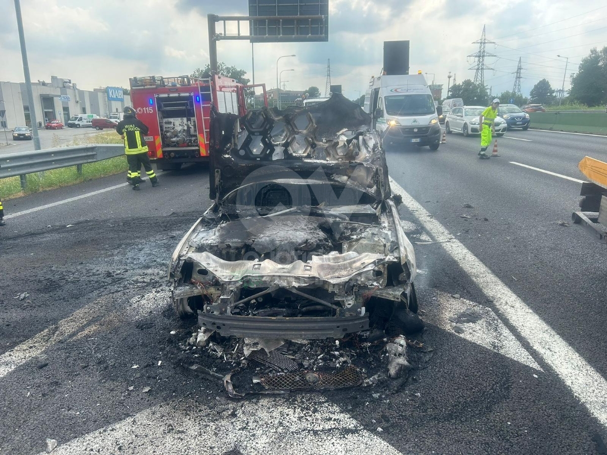 INCIDENTI IN TANGENZIALE A BORGARO, VENARIA, COLLEGNO E RIVOLI - Code, un'auto in fiamme e un ferito - FOTO