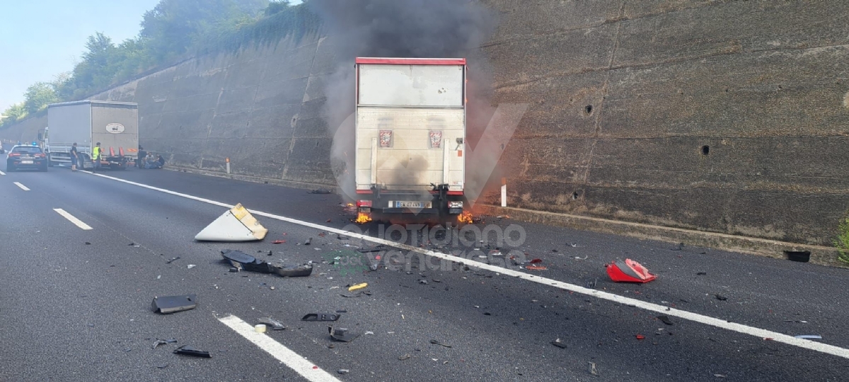 INCIDENTI IN TANGENZIALE - Diversi tamponamenti: furgone prende fuoco, grave conducente - FOTO