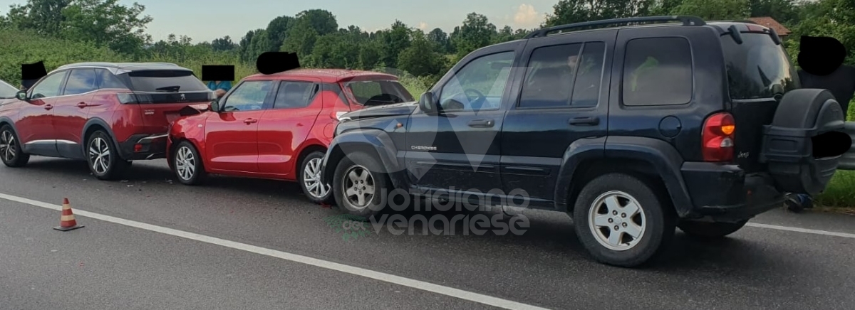 INCIDENTE A VENARIA - Tamponamento fra tre auto sulla «Direttissima»: una donna ferita - FOTO