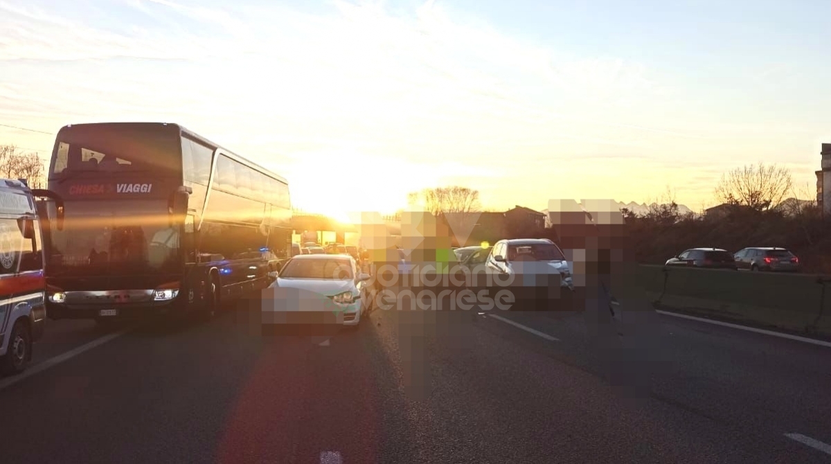 INCIDENTE IN TANGENZIALE A VENARIA - Scontro fra sei veicoli, tre persone ferite - FOTO