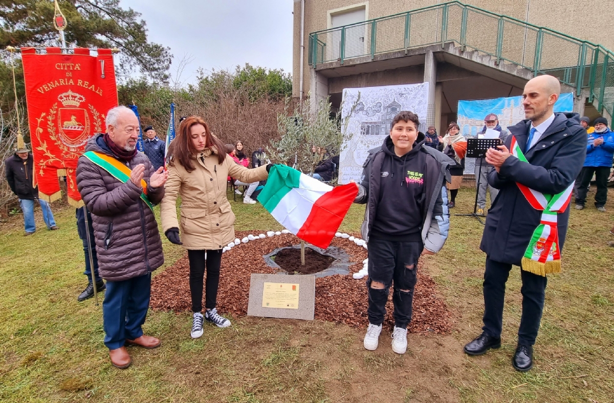 VENARIA - Giorno della Memoria: piantato un ulivo nella scuola Don Milani - FOTO