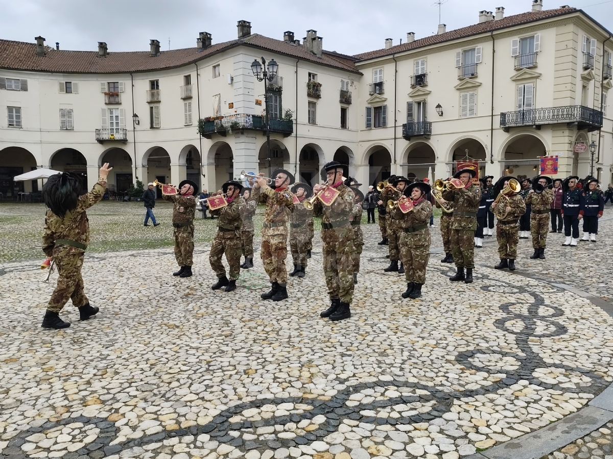 VENARIA - Concerto «inaspettato» della Fanfara dei Bersaglieri di Abbiategrasso dopo la gita in Reggia - FOTO E VIDEO