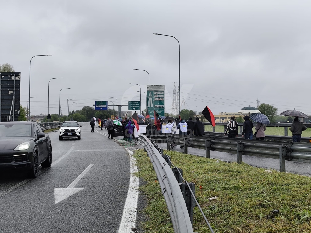 G7 A VENARIA - Corteo di protesta, manifestanti bloccano la tangenziale: caos e code - FOTO