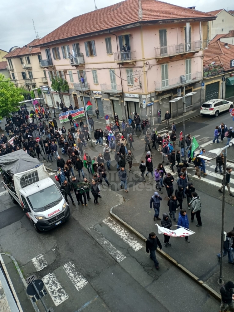 G7 A VENARIA - Manifestanti bruciano i volti dei capi di Stato e una bandiera americana - FOTO e VIDEO