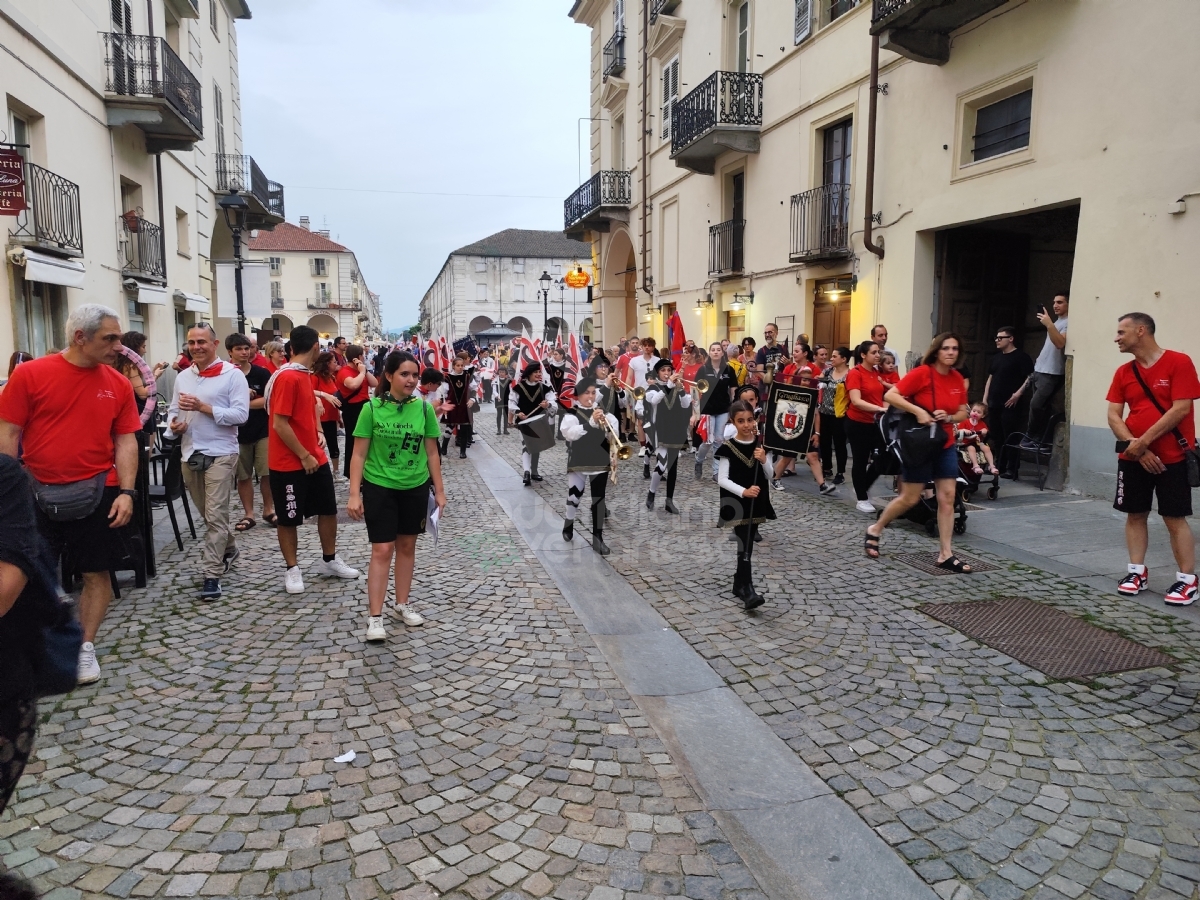 VENARIA - In centro la grande sfilata per i «Giochi Giovanili della Bandiera» - FOTO