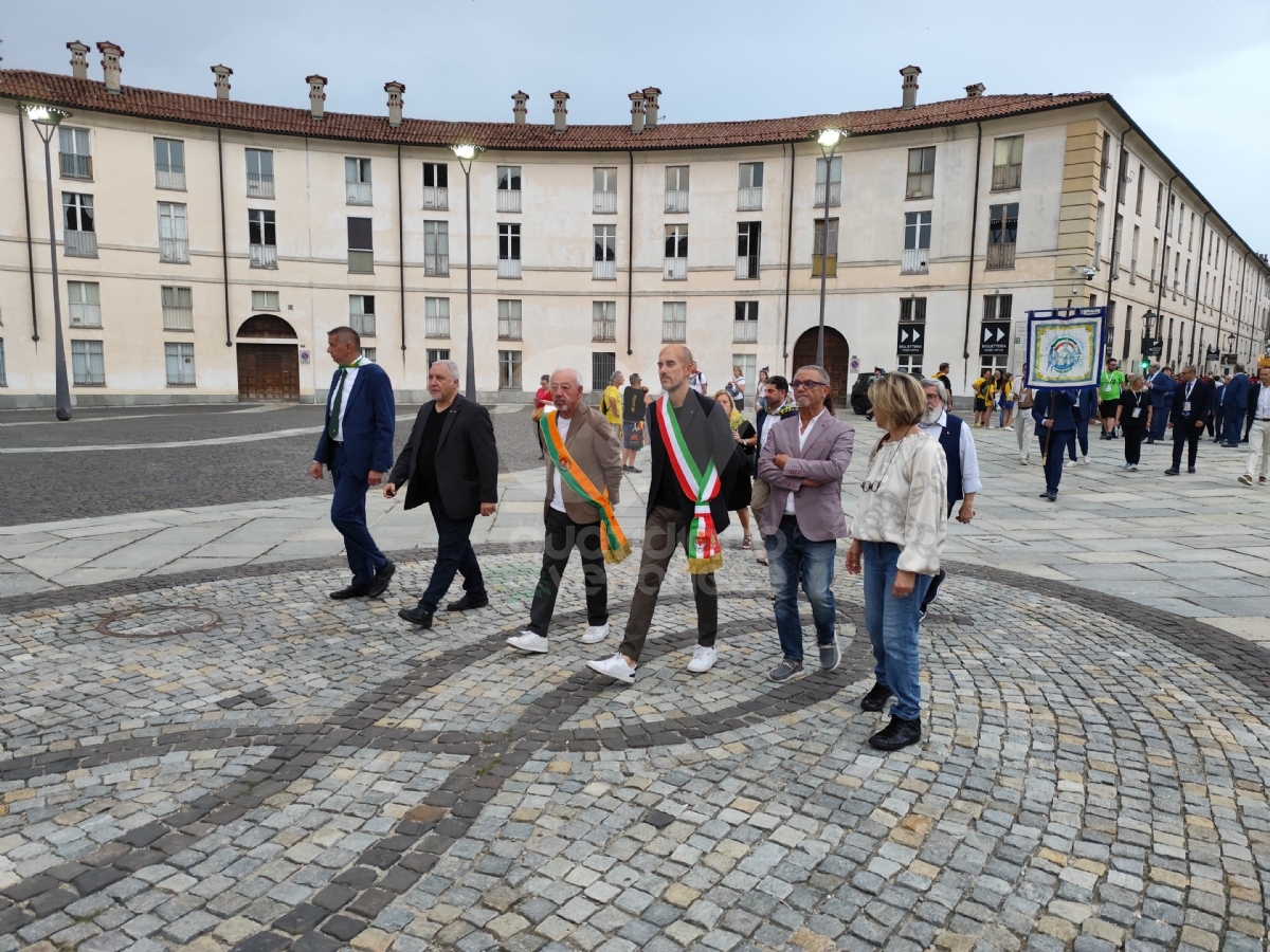 VENARIA - In centro la grande sfilata per i «Giochi Giovanili della Bandiera» - FOTO