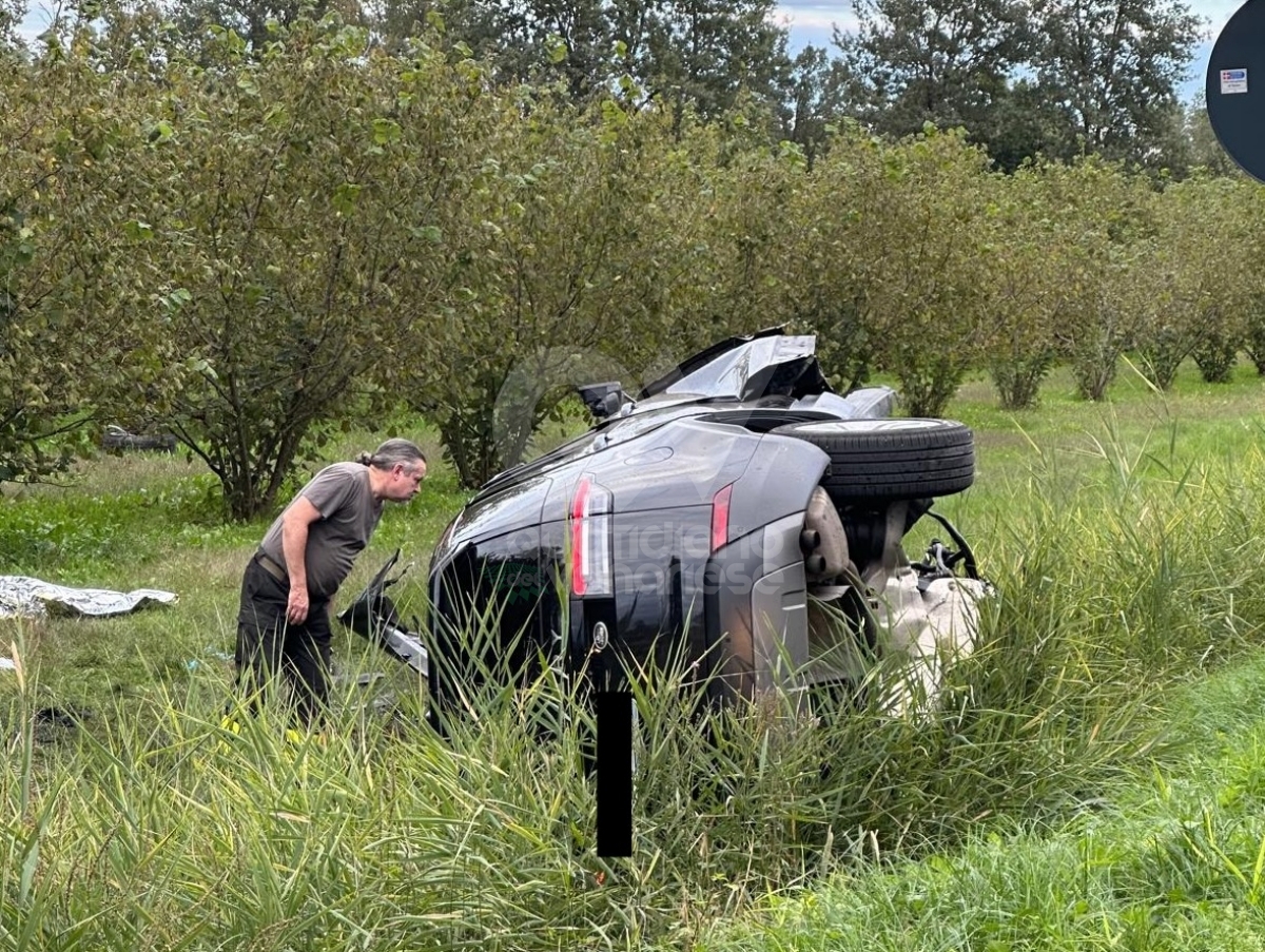 INCIDENTE A ROBASSOMERO - Auto finisce fuori strada: conducente ferito, cane morto - FOTO