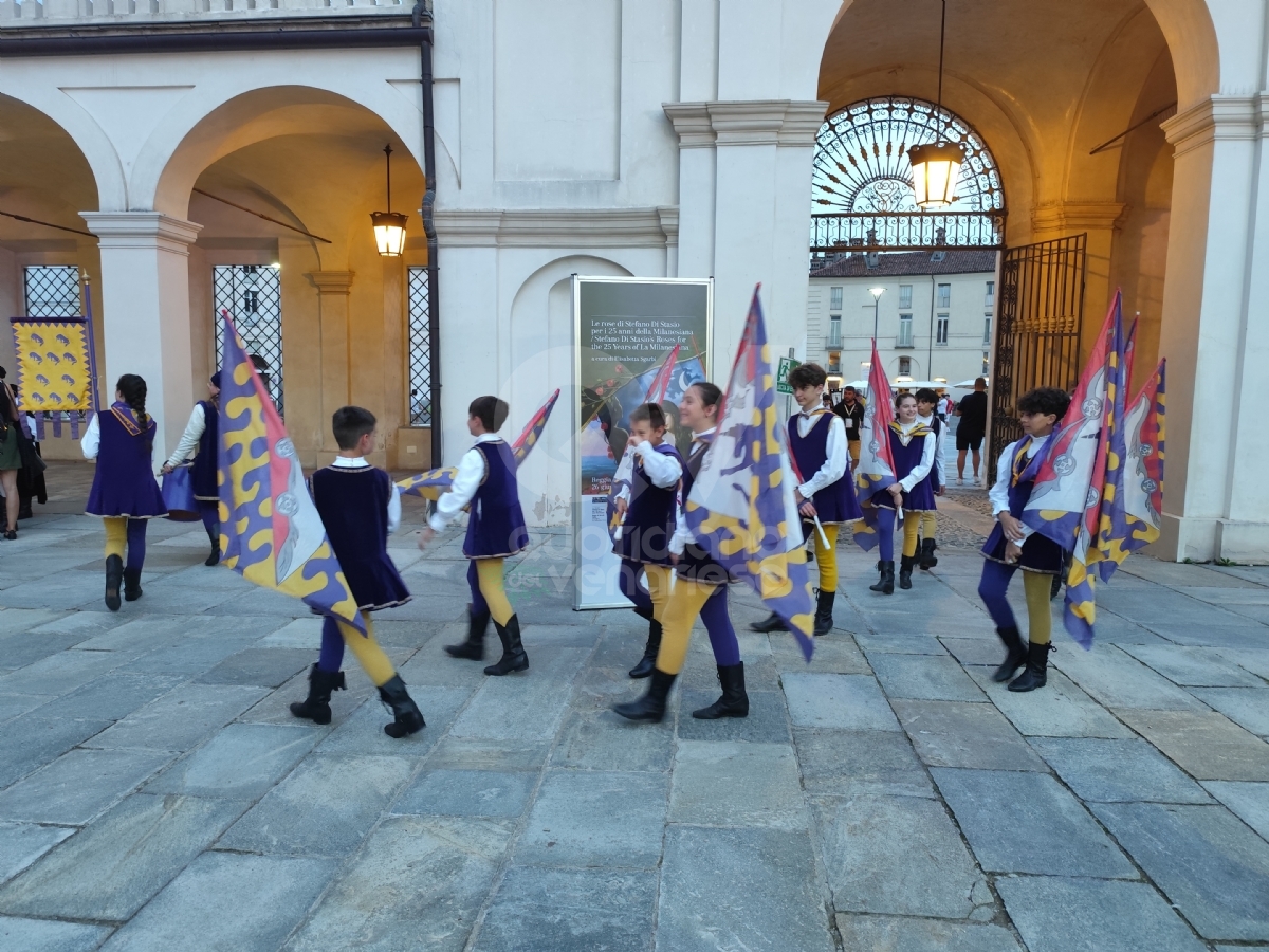 VENARIA - In centro la grande sfilata per i «Giochi Giovanili della Bandiera» - FOTO